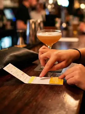 Drink Test Anwendung – Tropfen auf Testfeld geben